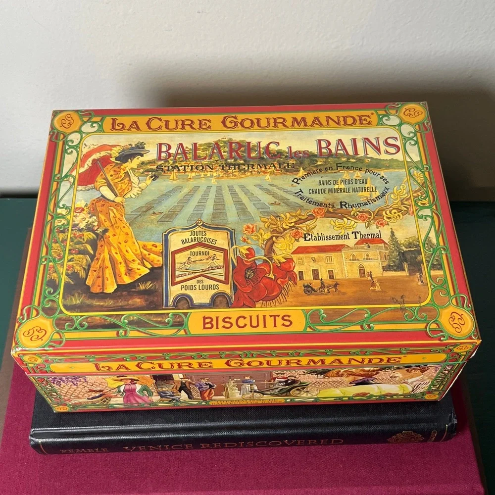 La Cure Gourmande Vintage Gourmet Biscuit Box‎ Chateau Scene France